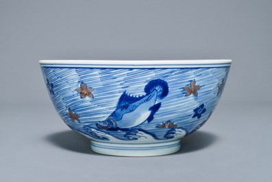 Un bol en porcelaine de Chine bleu, blanc et rouge de cuivre aux carpes et cr&eacute;atures marines, marque de Xuande, Kangxi